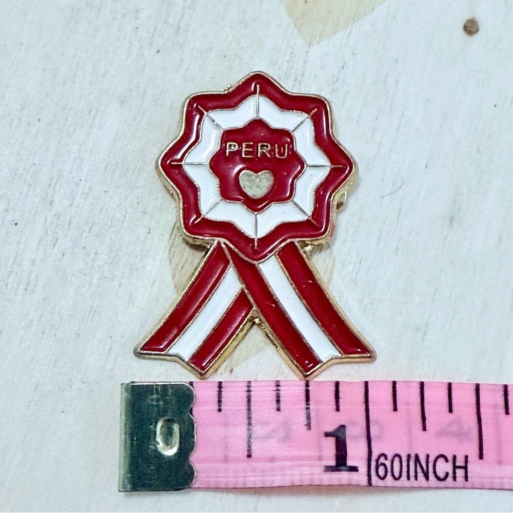 Red and White Peru Ribbon Pin